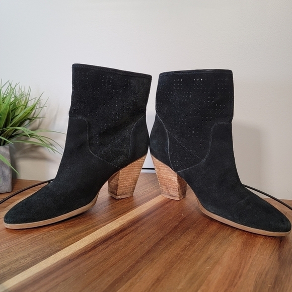 Enzo Angiolini | 6 Black Suede Gettup Boot Perforated Booties - Picture 5 of 13